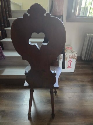 Silla antigua de madera tallada