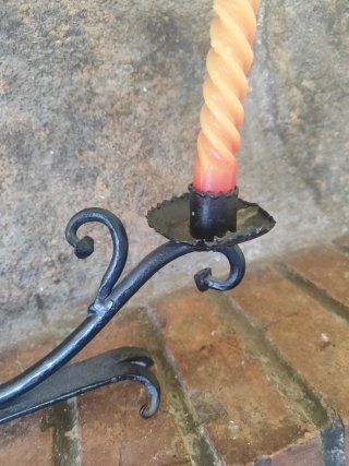 Candelabro de metal negro con velas