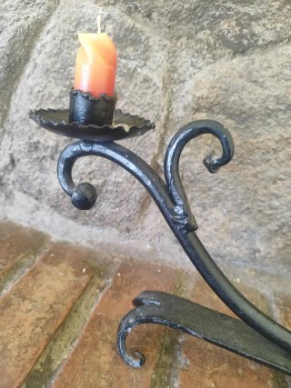 Candelabro de metal negro con velas
