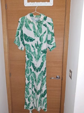 Vestido hojas verdes corte midi
