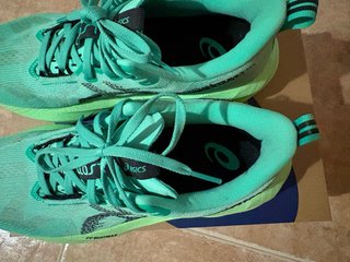 Asics Novablast 5 Talla 42.5 Verde
