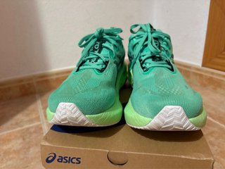 Asics Novablast 5 Talla 42.5 Verde