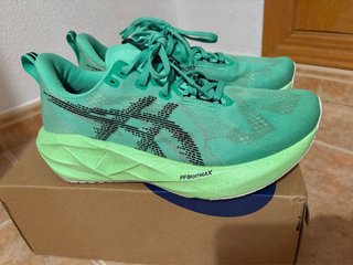 Asics Novablast 5 Talla 42.5 Verde