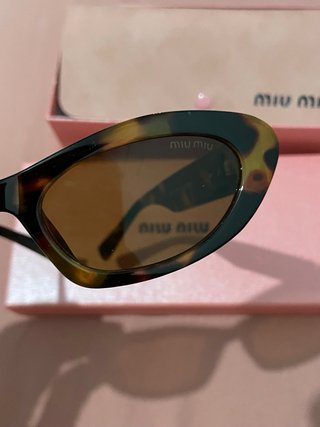 Gafas de sol Miu miu leopardo y logo en dorado.