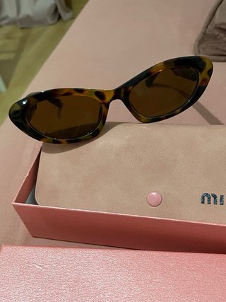 Gafas de sol Miu miu leopardo y logo en dorado.