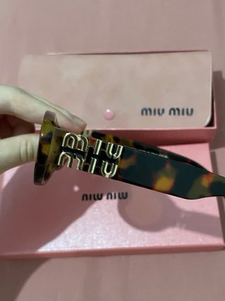 Gafas de sol Miu miu leopardo y logo en dorado.