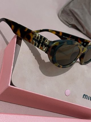 Gafas de sol Miu miu leopardo y logo en dorado.