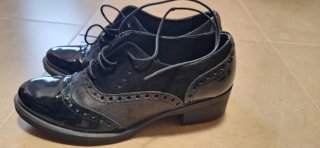 Zapatos de piel y charol negros y plateados