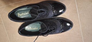 Zapatos de piel y charol negros y plateados