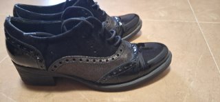 Zapatos de piel y charol negros y plateados