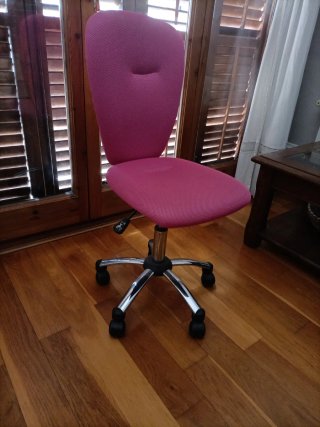 Silla de escritorio rosa y plateada