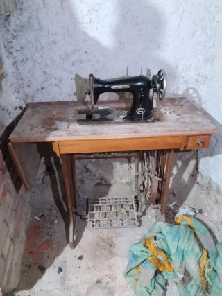 Máquina de coser antigua de mesa