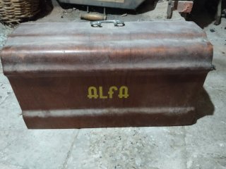 Máquina de coser antigua de mesa