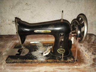 Máquina de coser antigua de mesa