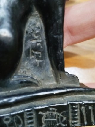 Statuetta in pietra raffigurante la dea egiziana B