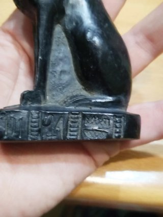Statuetta in pietra raffigurante la dea egiziana B