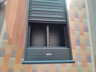 Mueble para CDs con puerta enrollable