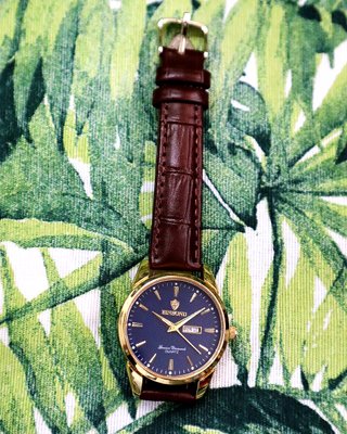 Reloj Mujer Caja Dorada Dial Azul Elegante 28mm