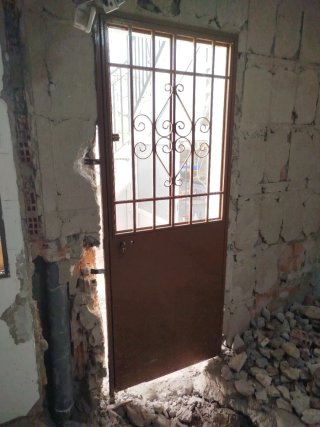 Puerta metálica con ventana