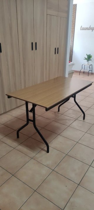 Mesa plegable de madera y metal