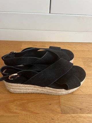 Sandalias negras de cuña