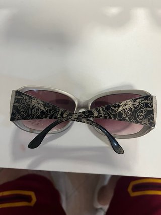 Occhiali da sole neri e argento
