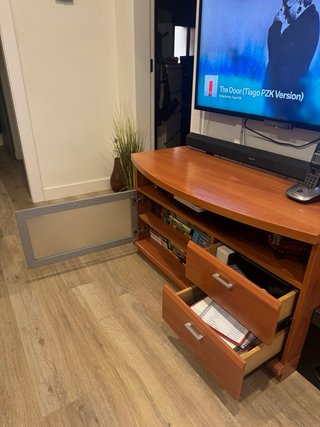Mueble TV madera con cajones y puerta cristal