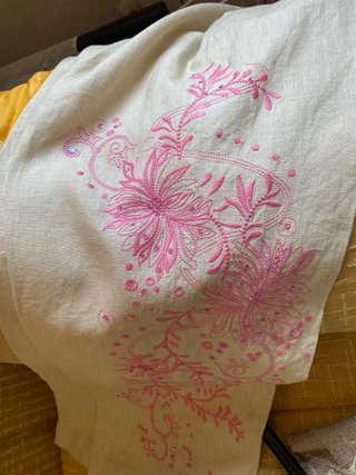 Pantalón de lino beige con bordado rosa