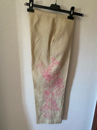 Pantalón de lino beige con bordado rosa