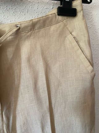 Pantalón de lino beige con bordado rosa