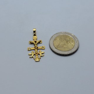 Cruz de oro de 18k. Peso: 2.35 gr.