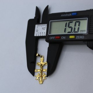 Cruz de oro de 18k. Peso: 2.35 gr.