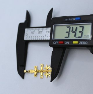 Cruz de oro de 18k. Peso: 2.35 gr.