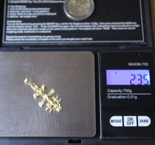 Cruz de oro de 18k. Peso: 2.35 gr.