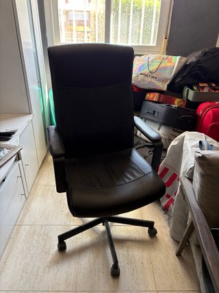 Silla de oficina negra de piel
