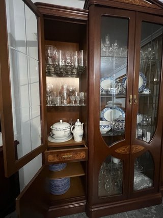 Vitrina de madera maciza con detalles
