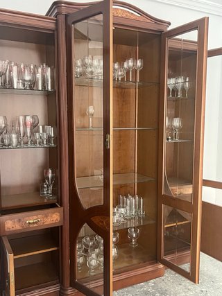 Vitrina de madera maciza con detalles