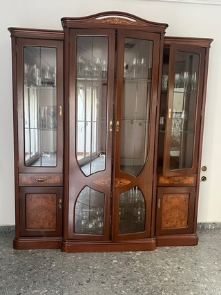 Vitrina de madera maciza con detalles