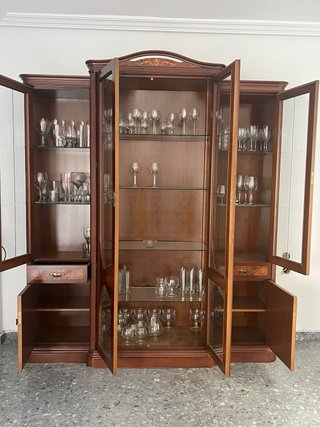 Vitrina de madera maciza con detalles