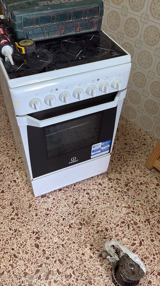 Horno Indesit con vitrocerámica