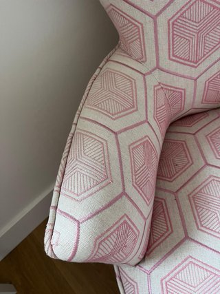 Sofá orejero pequeño beige y rosa