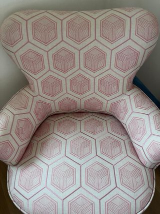 Sofá orejero pequeño beige y rosa