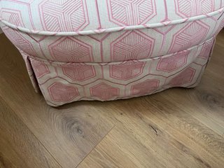 Sofá orejero pequeño beige y rosa