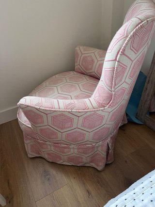 Sofá orejero pequeño beige y rosa