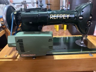 Máquina de coser Refrey vintage