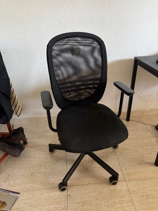 Silla de oficina ergonómica negra