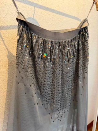 Falda gris con lentejuelas