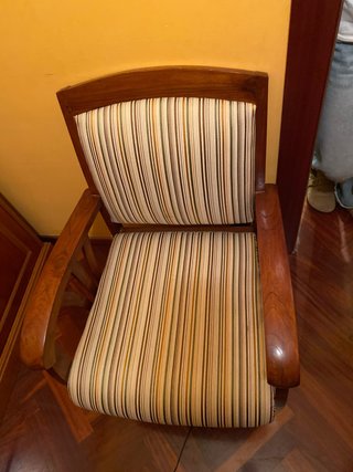 Butaca de madera con tapizado a rayas