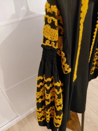 PRECIOSA Y ORIGINAL CHAQUETA NEGRA BORDADA DE MUJE