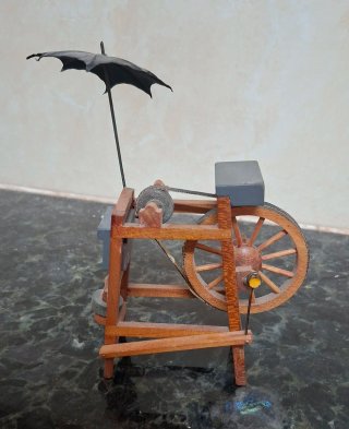 Miniatura afilador cuchillos antiguo
